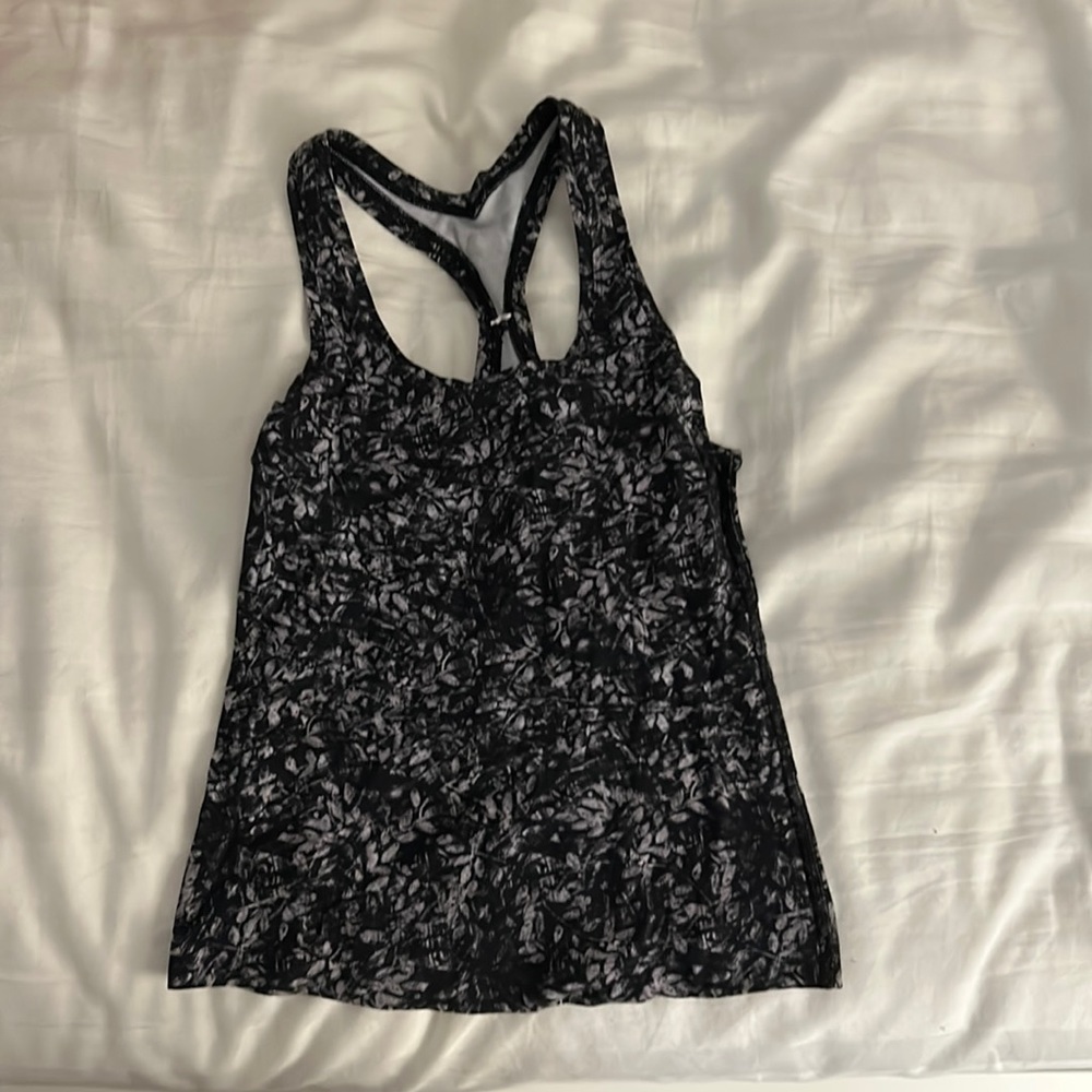 Lack and white left print nulu cool racer back short lululemon tank